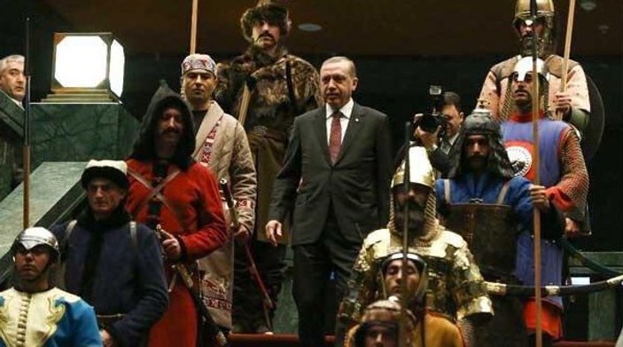 Mustafa Kemal de yeniçeri üniforması giymişti
