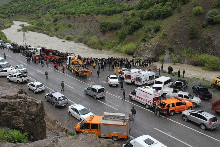 Hakkari'de Zap Suyu'na uçan otomobildeki 5 cesede ulaşıldı