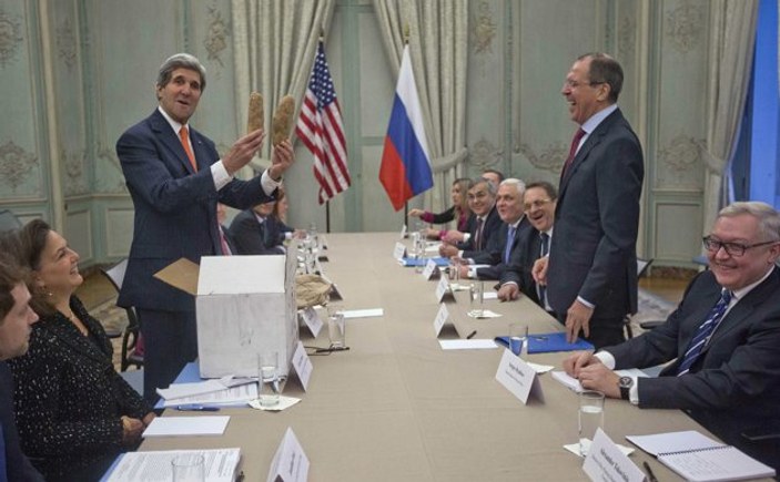 Rusya'da John Kerry'ye patates ve domates hediyesi