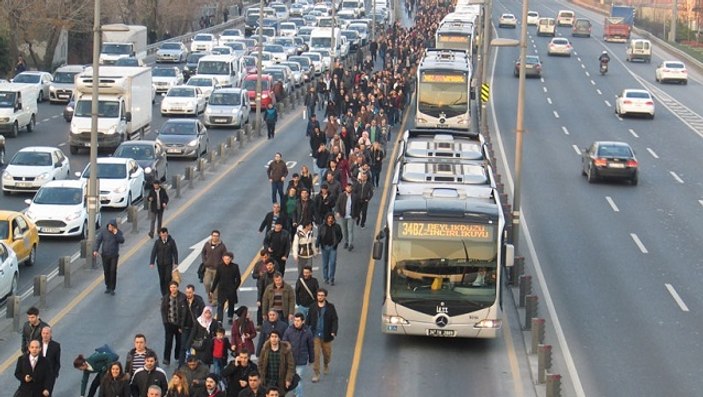 Şirinevler'de yolcu metrobüs şoförünü bıçakladı
