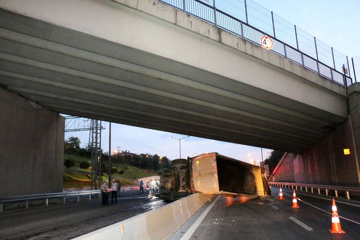 Damperi açık ilerleyen kamyon köprüye çarptı: 1 yaralı