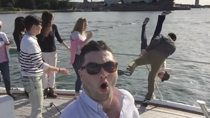 Turistlerin tekne turundaki selfie çubuğu kavgası İZLE