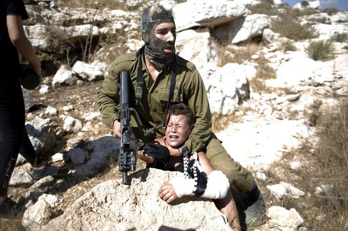 İsrail askeri Filistinli çocuğa şiddet uyguladı