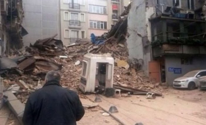 Taksim'de 5 katlı bina çöktü