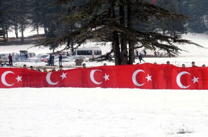 Şehitler için 150 metrelik Türk bayrağı açıldı