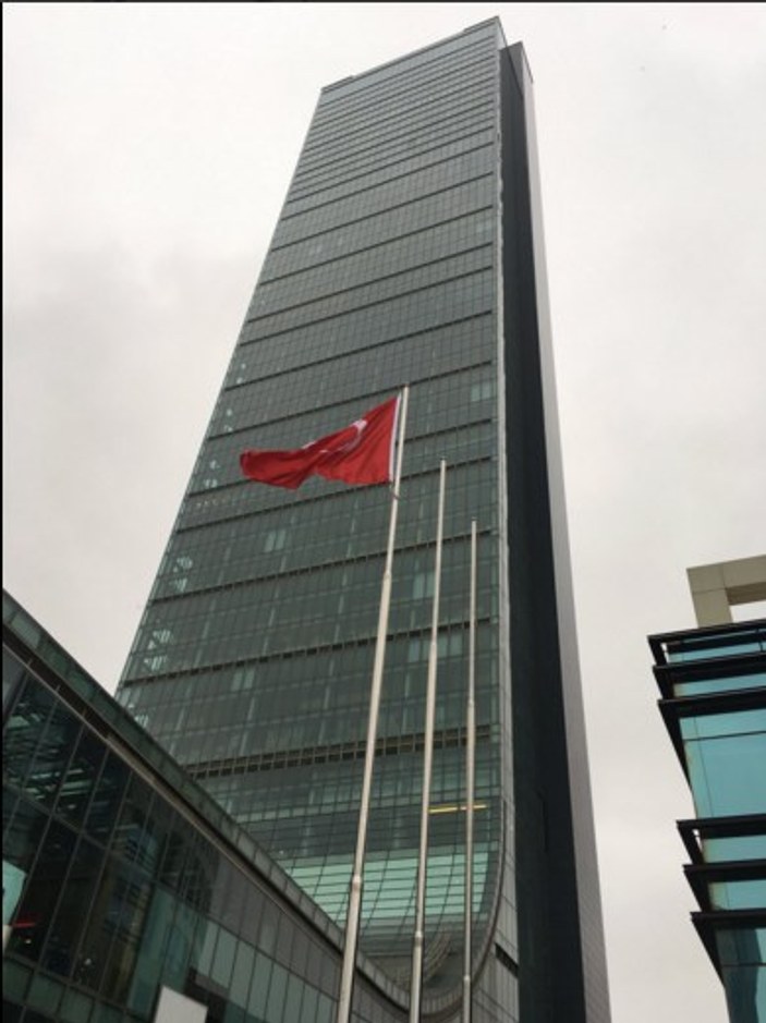 Türkiye'nin en yüksek binasından intihar etti