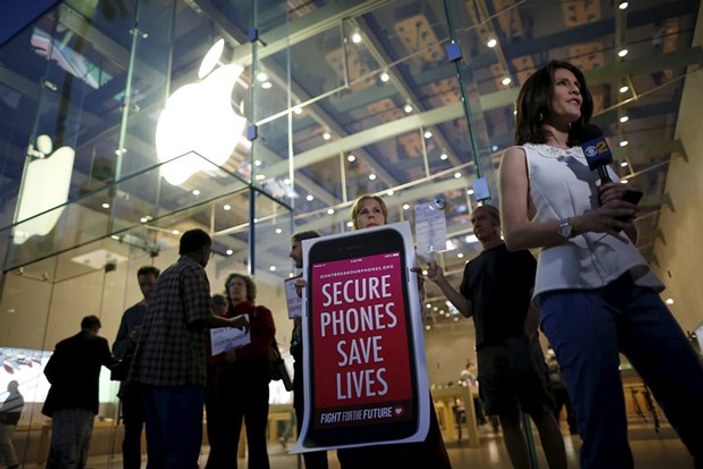 ABD'de hükümetin Apple’dan şifre kırma talebi tartışılıyor