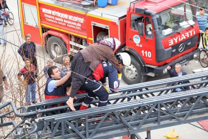 Yangında mahsur kalan kadını itfaiye kurtardı