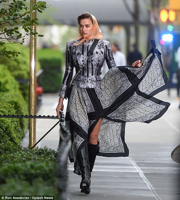 Irina Shayk başörtüsü taktı
