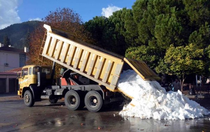Fethiye'de minik öğrencilerin kar keyfi