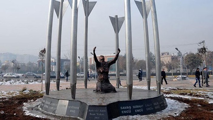 Diyarbakır'da kayyum Roboski anıtını yıktı