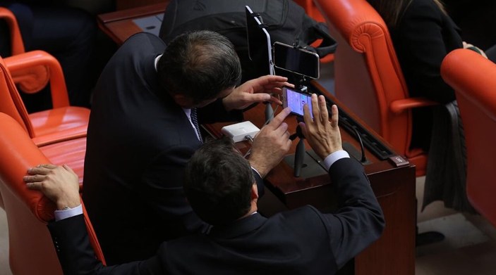 CHP'li vekiller Meclis'ten canlı yayın için hazırlık yaptı
