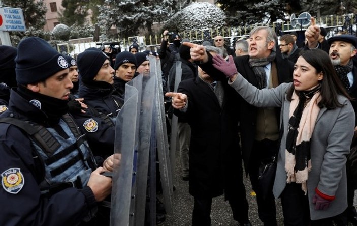 Meclis önünde arbede
