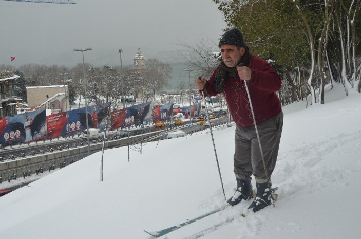 Beylikdüzü'nde 58 yaşındaki amca karda kayak yaptı