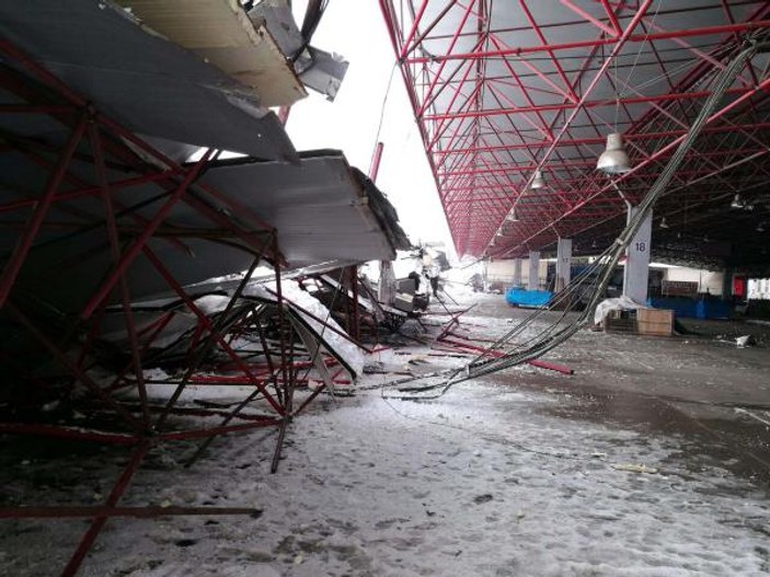 Biga'da kapalı pazaryerinin çatısı çöktü