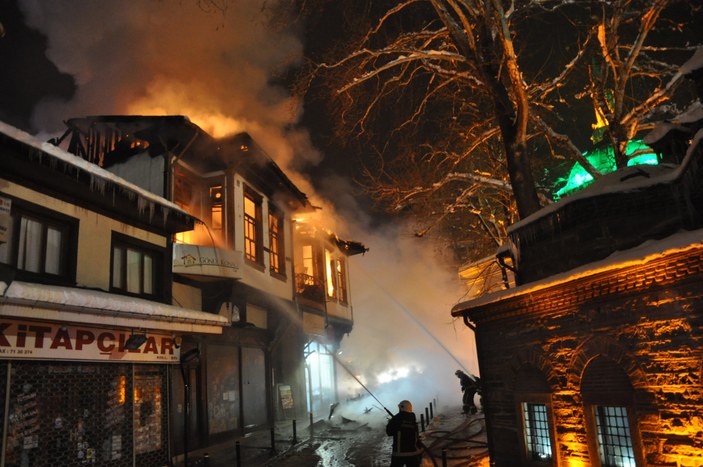 Bursa'da 185 yıllık bina yangında kül oldu
