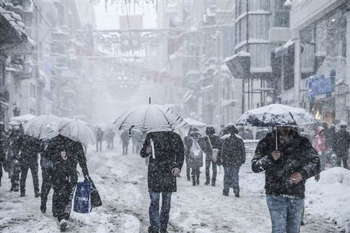 İstanbul'da kar şiddetini yeniden artırdı