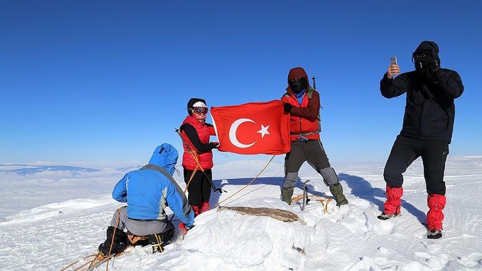 Kösedağ'da 3 bin metrede Türk bayrağı açtılar