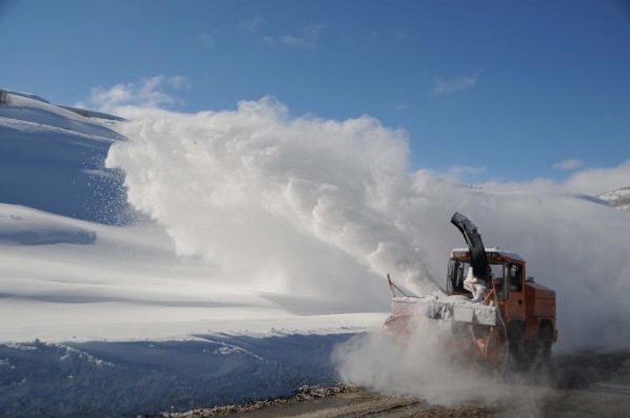 Tunceli'de kar yağışı nedeniyle 250 köy yolu kapandı