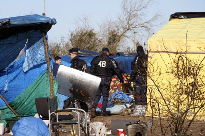 Fransa polisi göçmenlere nefes aldırmıyor