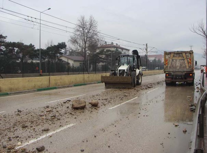 Bursa'da hafriyat kamyonunun taşıdığı kayalar yola düştü