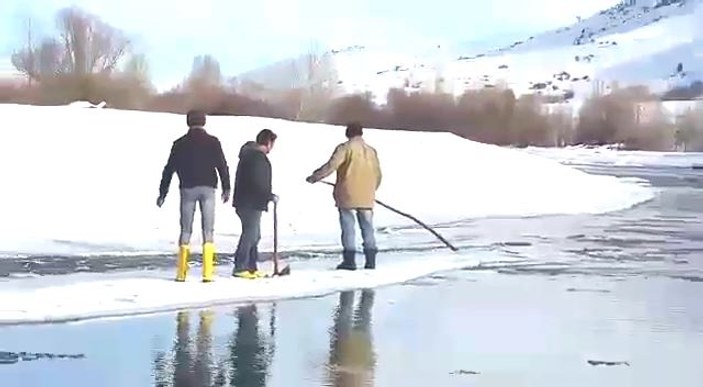 Bayburt'ta 3 macerasever buzdan salla karşıya geçti