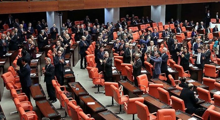 CHP'li vekillerden mecliste ‘ayağa kalkıyoruz’ eylemi