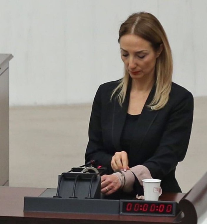 Aylin Nazlıaka kürsüde 1 saat kelepçeli kaldı