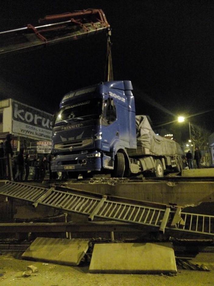 Bursa'da park halindeki TIR bariyerlere çarptı