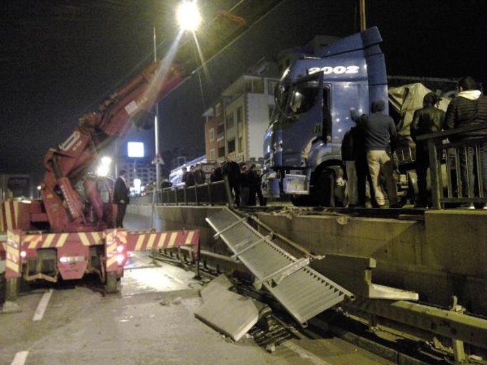 Bursa'da park halindeki TIR bariyerlere çarptı