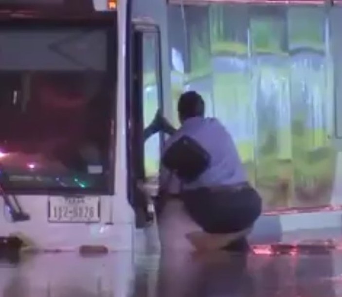 Texas'ta otobüs sürücüsü selden son anda kurtarıldı
