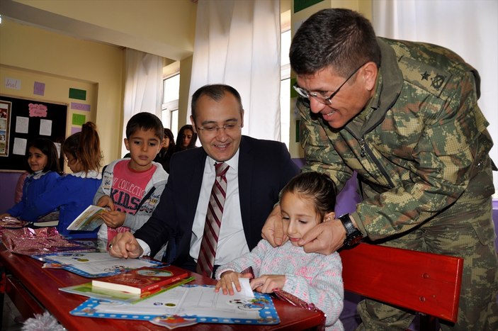 Terör mağduru öğrencilerin karnelerini komutanlar dağıttı