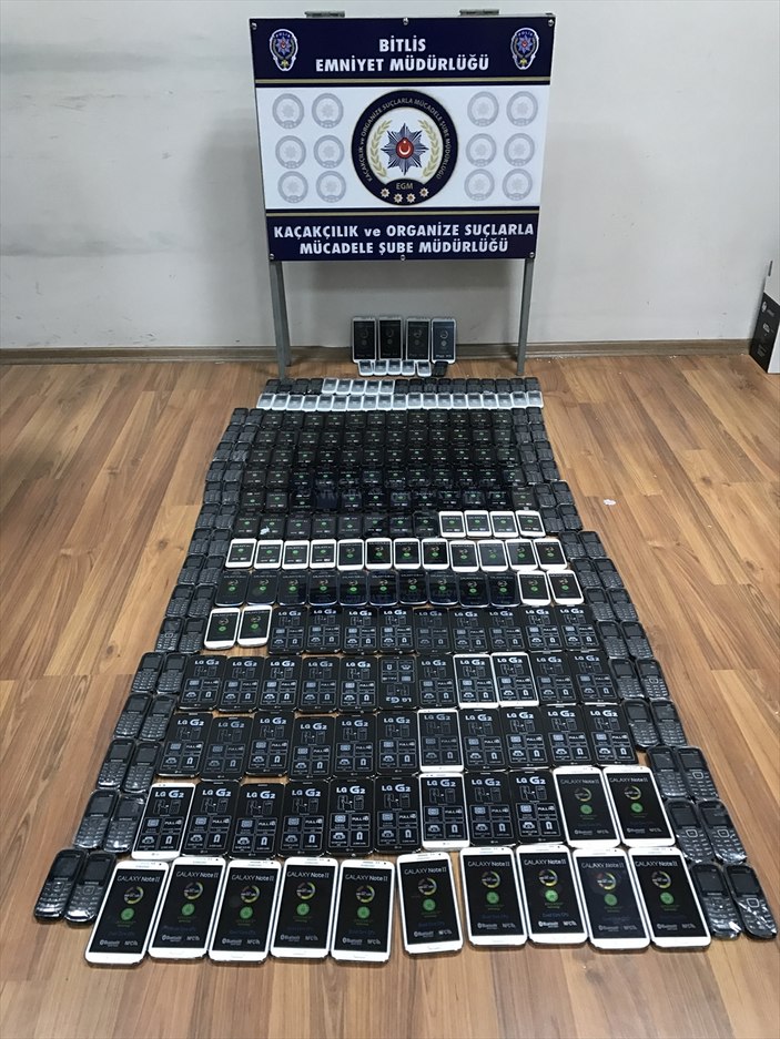 258 kaçak cep telefonu 2 kişinin üzerinden çıktı