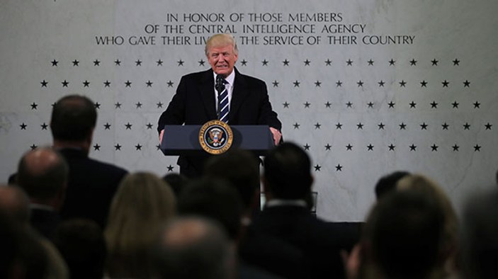 Trump ilk ziyaretini CIA merkezine yaptı