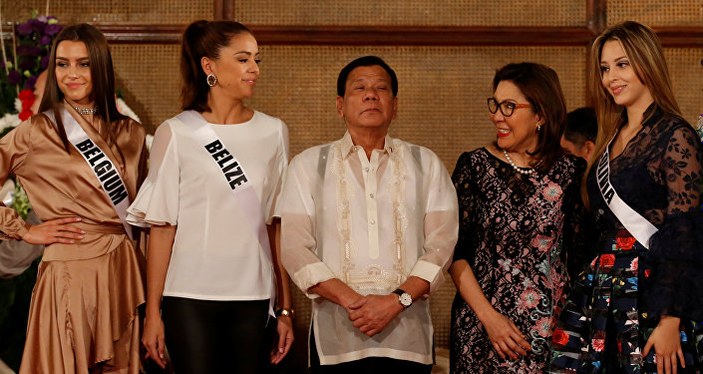 Filipinler Devlet Başkanı kainat güzellleriyle buluştu