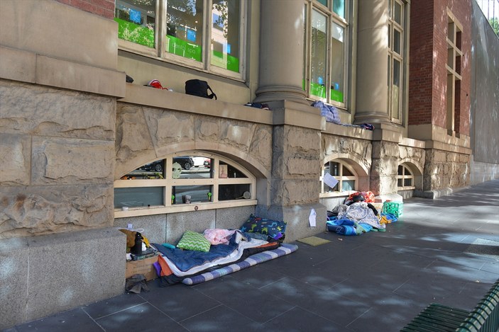 Melbourne’de evsizler sokaklara geri döndü