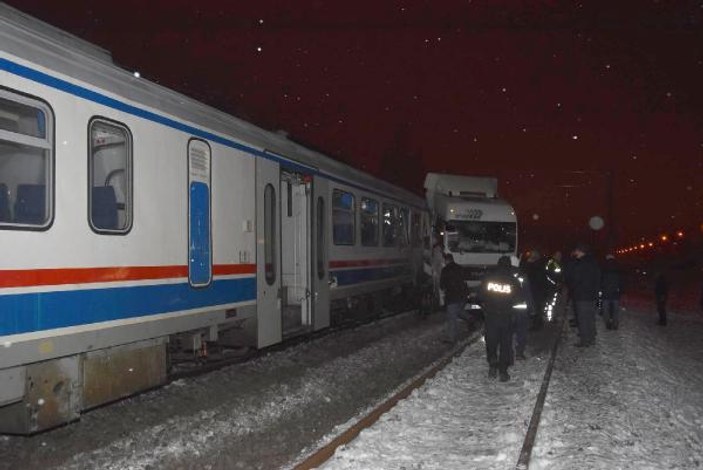 Kütahya'da raybüs TIR'a çarptı: 1 ölü 11 yaralı