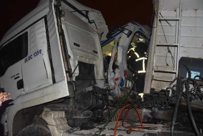 Kütahya'da raybüs TIR'a çarptı: 1 ölü 11 yaralı