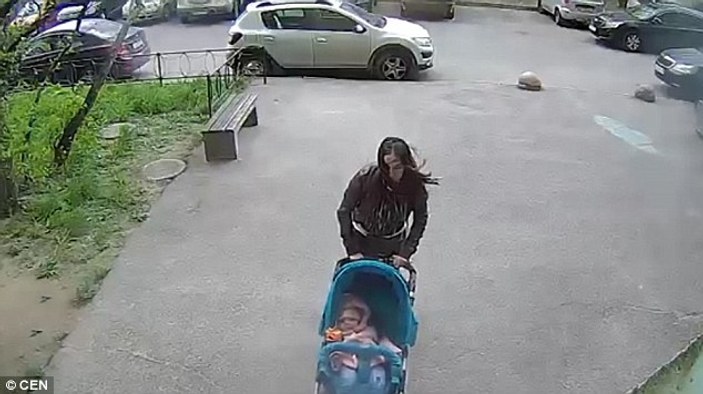 Bebeğiyle evine giden kadının kafasına beton blok düştü