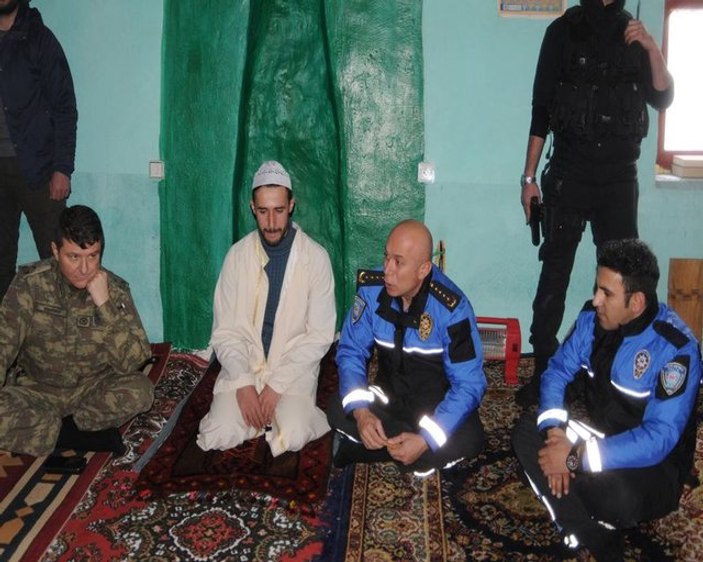 Hakkari'de asker ve polis halkın yanında