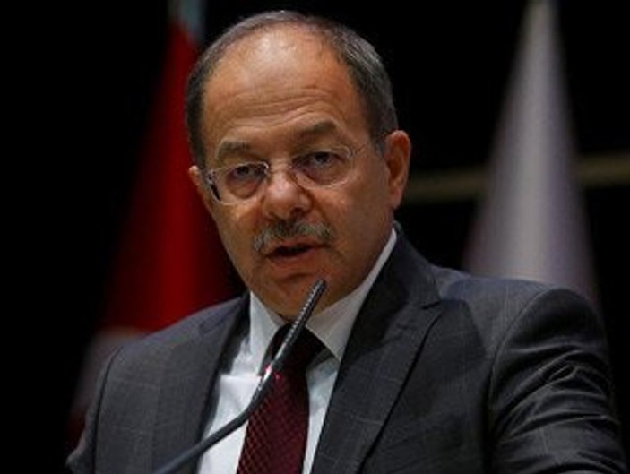 Recep Akdağ BBC muhabirine sarı çizmeleriyle cevap verdi