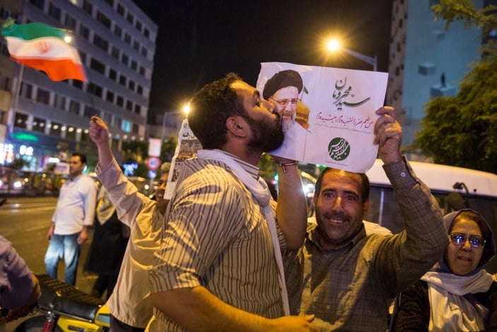 İran'da Ruhani ve Reisi taraftarları sokaklara döküldü