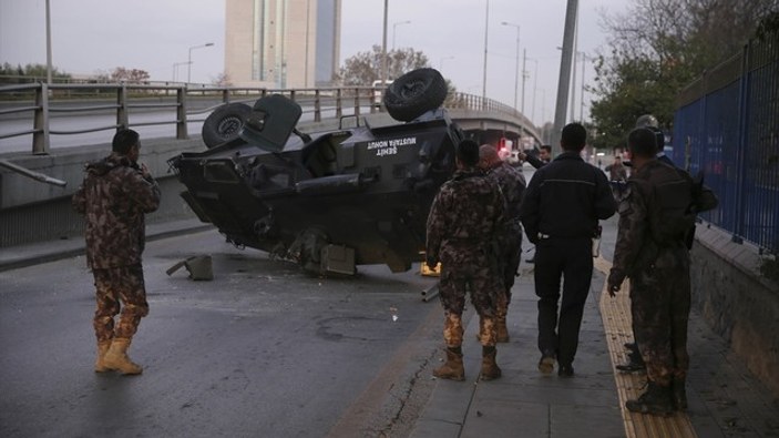Van'da zırhlı polis aracı takla attı