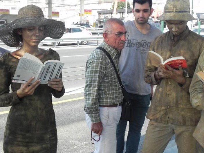 Metrobüste, heykel kılığında ‘Kitap okuma’ projesi