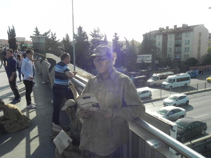 Metrobüste, heykel kılığında ‘Kitap okuma’ projesi