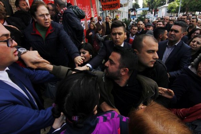 Antalya’da CHP’nin devir teslim töreni karıştı