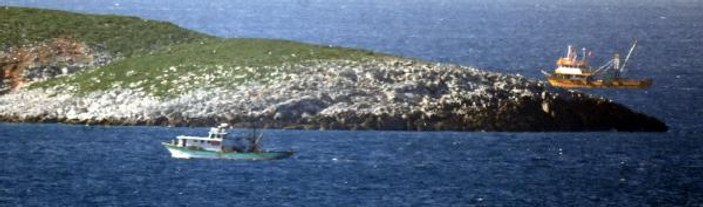 Kardak kayalıklarında gerginlik: Yunan botu kaçtı