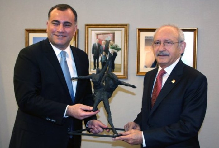 CHP'li başkandan Kılıçdaroğlu'na heykel hediyesi