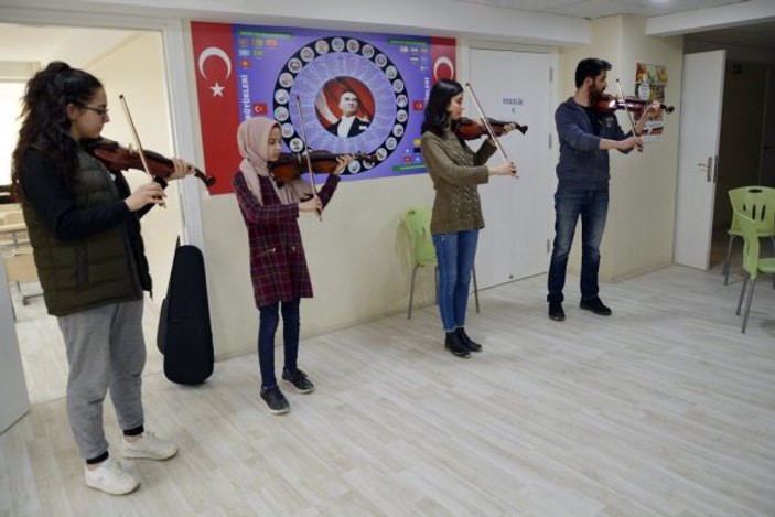 70 yaşında müzisyen oldu