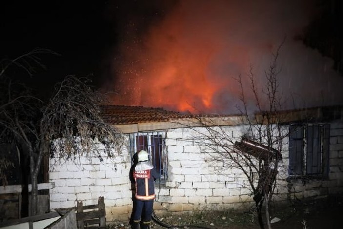 Ankara'da çıkan yangın mahalleliyi sokağa döktü